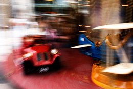 Carrousel;-Fête-foraine;-Filé-photographique;-Flou-de-mouvement;-Kaleidos;-Kaleidos-images;-La-parole-à-limage;-Lumières;-Manège;-Nacelle;-Paris;-Photographie-créative;-Stories-Pictures;-Tarek-Charara;-Voiturette